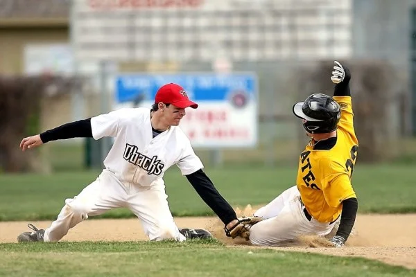 baseball player stealing base